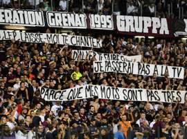 Con esta pancarta protestaron los hinchas del Metz. AFP