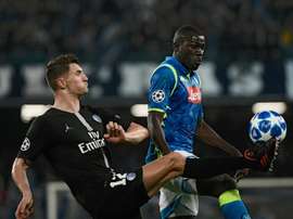 Meunier podría jugar a las órdenes de Mourinho. AFP