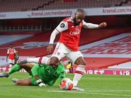 La Juventus busca un trueque Douglas Costa-Lacazette. AFP