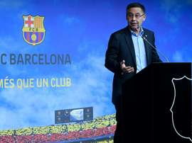Las 20.000 firmas recogidas habrían hecho que Bartomeu se plantee dimitir. AFP