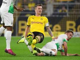 Reus e o árbitro se lesionaram no Borussia - Wolfsburg. AFP