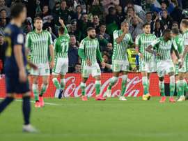 El Betis pide teñir las calles de verde para el derbi. AFP
