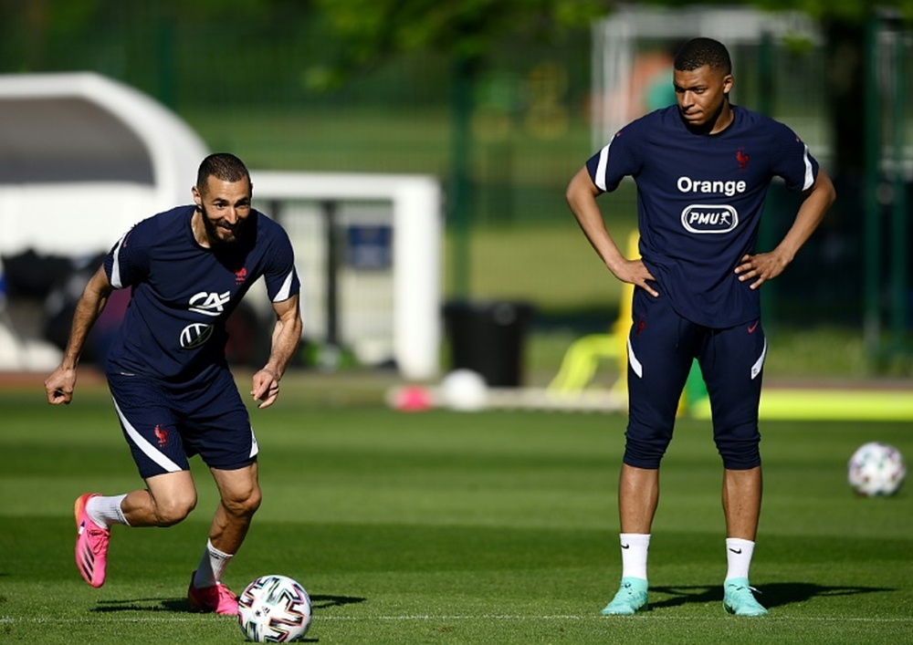 Robert Pirès espera grandes cosas de Mbappé y Benzema. AFP/Archivo