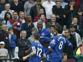 Zouma y Bernard anotaron los dos goles del Everton. AFP