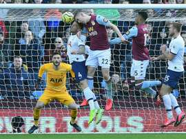 El Aston Villa es uno de los tres clubes que demandaría a la Premier. AFP