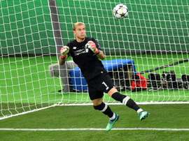 Karius declina ir invitado por el Liverpool al Wanda. AFP
