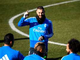 Benzema no entrenó este lunes por unas molestias en el cuello. AFP