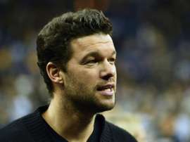 Ballack donó 40 camisetas firmadas. AFP