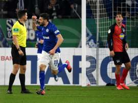 El Schalke 04 se ha visto obligado a frenar las conversaciones sobre posibles fichajes. AFP