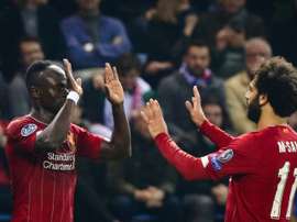Crouch cree que la relación Salah-Mané no debería afectarles en el césped. AFP