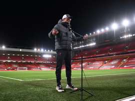 Klopp évoque le décès de Maradona. dugout