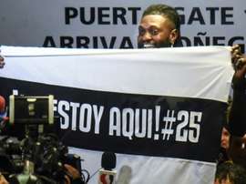 Adebayor marca el choque entre Olimpia y Cerro Porteño. AFP