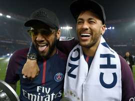 Dani Alves considera que Neymar no actuó bien. AFP