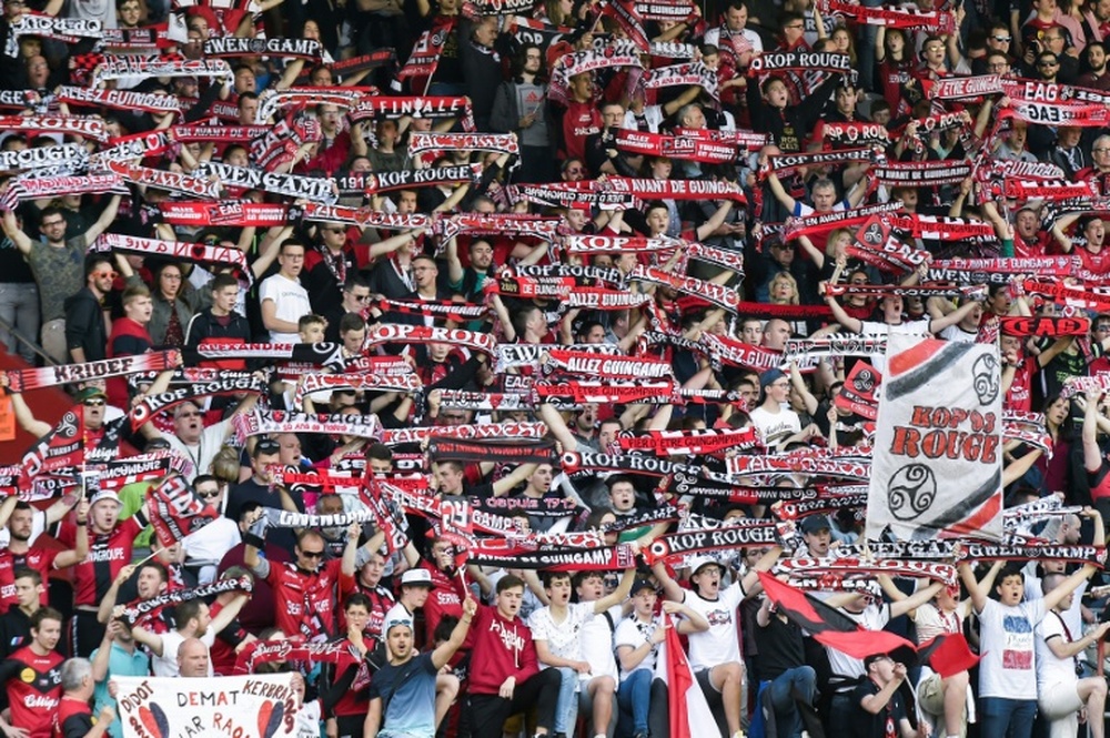 Le leader Lorient chute à Guingamp et manque l'occasion de s'envoler. AFP