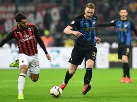 Milan Skriniar (d) suena para reforzar el centro de la zaga del PSG. AFP/Archivo