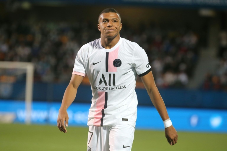 Mbappé teria dito que continuará no PSG. AFP