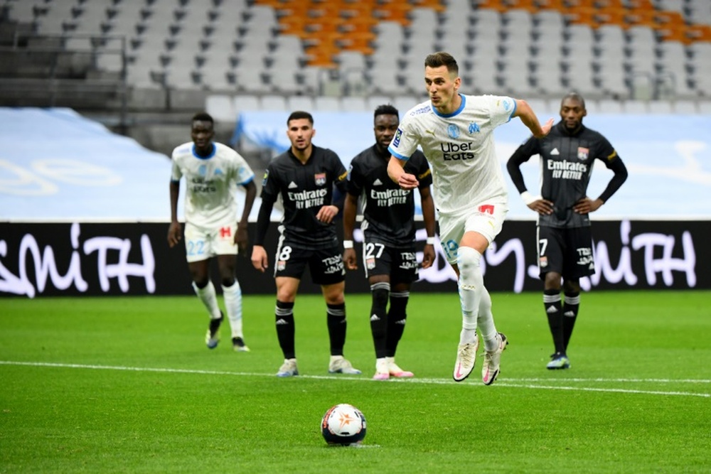 Milik convence a Milan y Juve, que pelearán por su fichaje. AFP