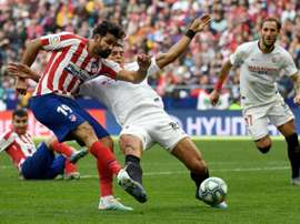 Diego Carlos podría repetir el camino de Lenglet. AFP
