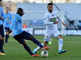 L'attaquant de l'OM Dario Benedetto (d) à la lutte avec le défenseur de Trélissac Ange Gnaleko en Coupe de France à Beaublanc, le 5 janvier 2020