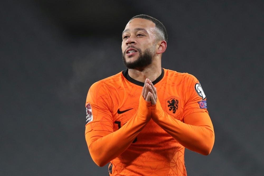 Depay, despreocupado mientras espera el inicio de la Eurocopa. AFP