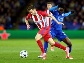 Ndidi (d) podría estar 12 semanas de baja. EFE