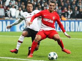 Adriano segue os passos de Vágner Love e tenta rescindir com o Besiktas