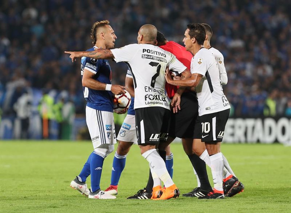 La FIFA planea introducir sanciones a los equipos que hostiguen a los colegiados. EFE/Archivo