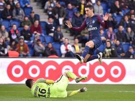 Las dos manos del PSG al Metz. EFE