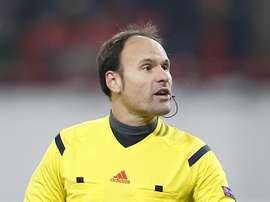 El VAR corrigió a Mateu con Montoya. EFE/Archivo