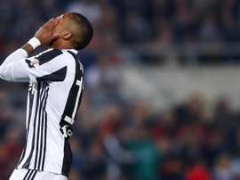 Douglas Costa opinó sobre la reducción de sueldos. EFE