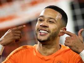 Koeman pide mayor sacrificio defensivo a Depay. EFE