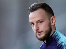La posición en la que más cómodo se encuentra Rakitic es como pivote. EFE/Archivo