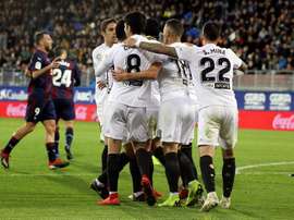 El Valencia olvida la Champions y espera rival en la Europa League. EFE