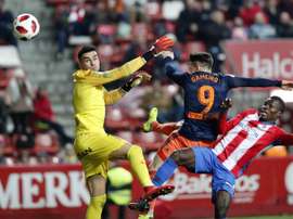 Cofie (d) deja el Sporting. EFE