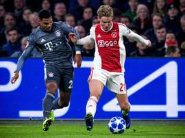 Robben protege a De Jong. EFE/Archivo