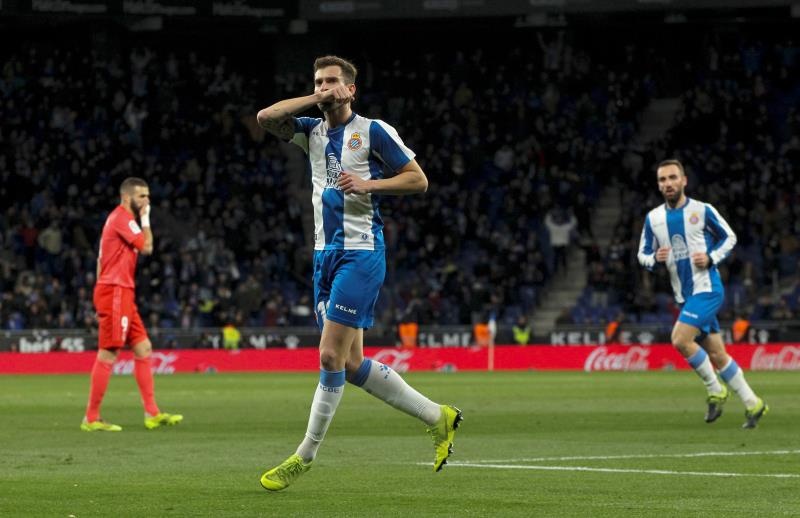 Léo Baptistao se acerca a Santos