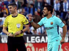 Luis Suárez se despidió de Denis Suárez. EFE