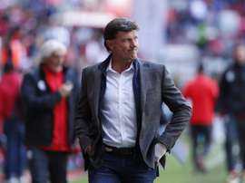 Cristante, muy fastidiado por la crisis de Toluca. EFE