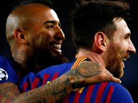 Vidal, un buen socio para Messi. EFE