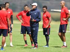 El técnico está confinado en Bolivia. EFE