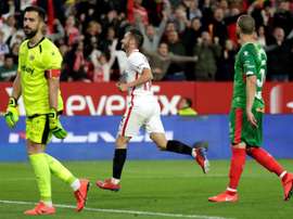 El Sevilla tumba al Alavés en su camino a Europa. EFE