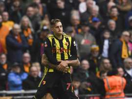 Gerard Deulofeu se despidió del que ha sido su entrenador hasta el parón. EFE/EPA/Archivo