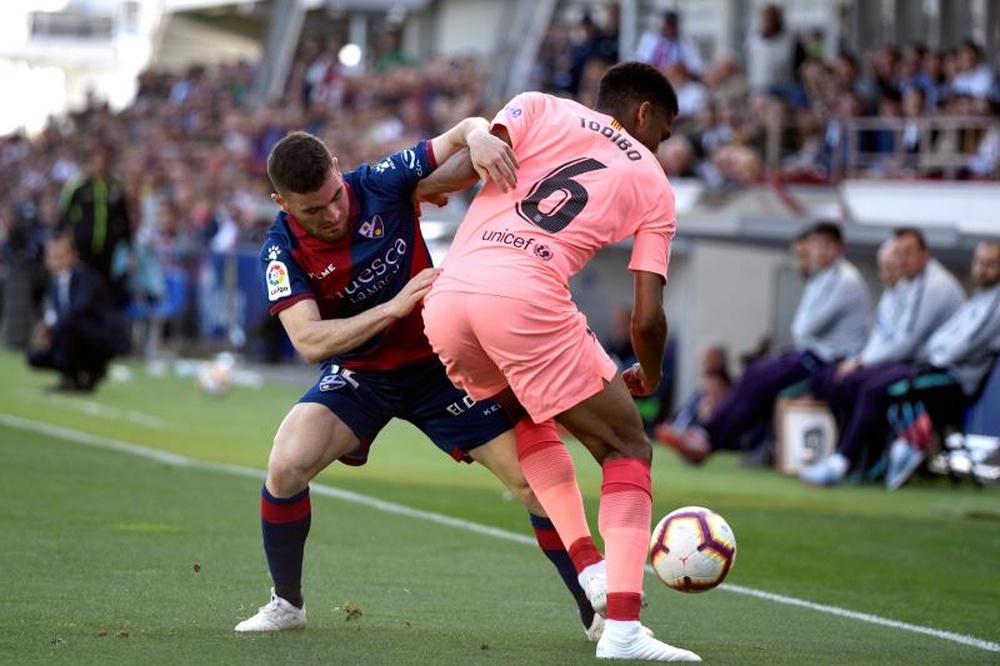 Barca deny an agreement with Milan for Todibo. EFE