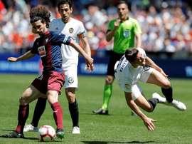 Cucurella se quedará en el Eibar, aunque el Barça podría recomprarle. EFE