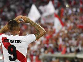 Paolo Guerrero, azote de Bolivia. EFE