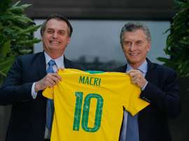 Macri (d) bromeó con Bolsonaro (i) a raíz de la Copa América. EFE/Archivo