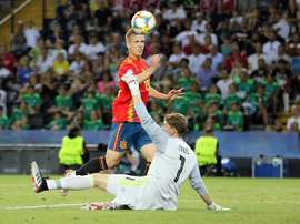 Dani Olmo derriba la puerta. EFE