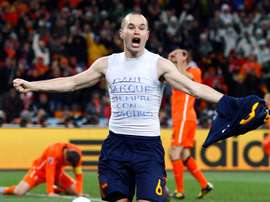 Compañeros y mentores han descrito a Andrés Iniesta en el documental sobre su carrera. EFE/Archivo