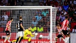 Dumfries salva el primer 'match point' de Van Bommel