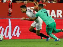 Hazard cambió el frac por el mono de trabajo. EFE
